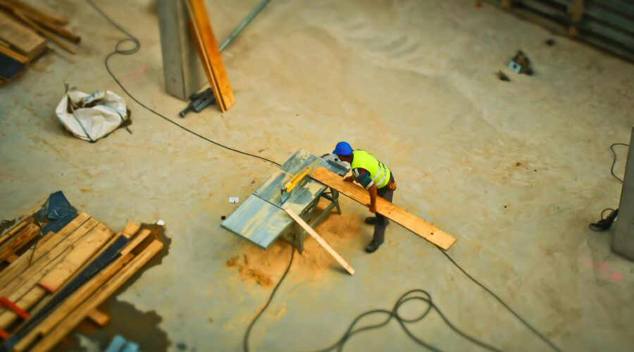 Miesięczne zarobki budowlańca – ile można zarobić w branży budowlanej?