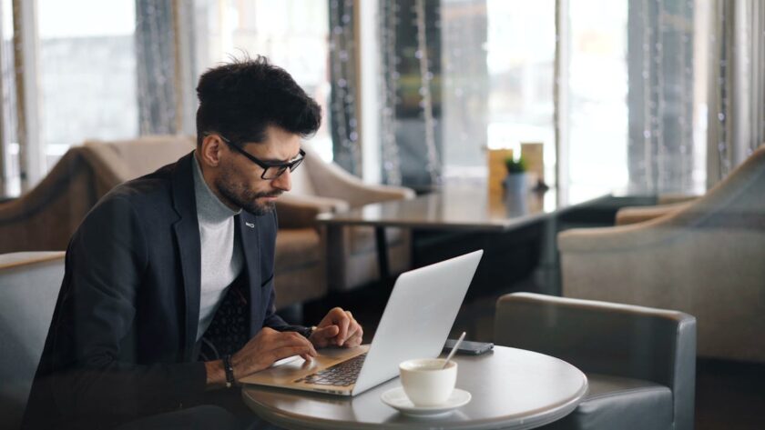 Pobierz Zoom i rozpocznij pracę z platformą wideokonferencyjną