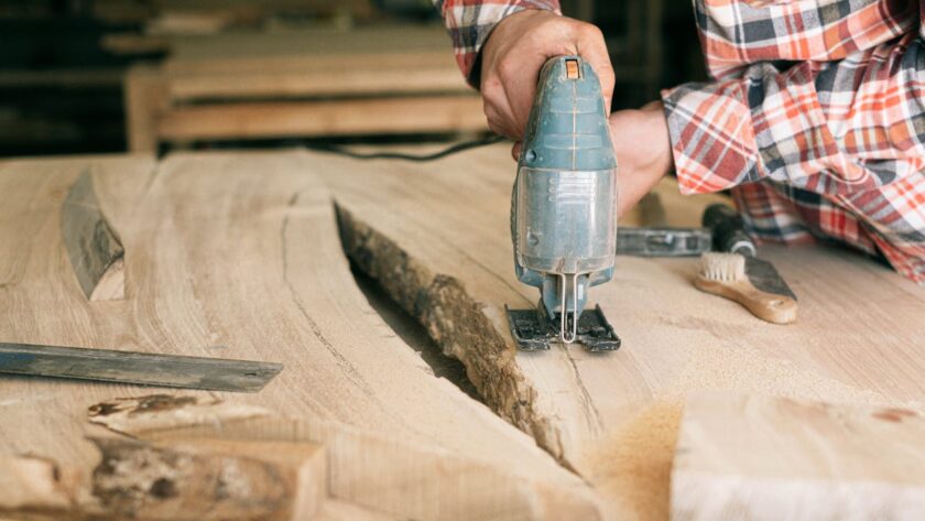 Pilarka akumulatorowa – wygodne narzędzie do prac wokół domu
